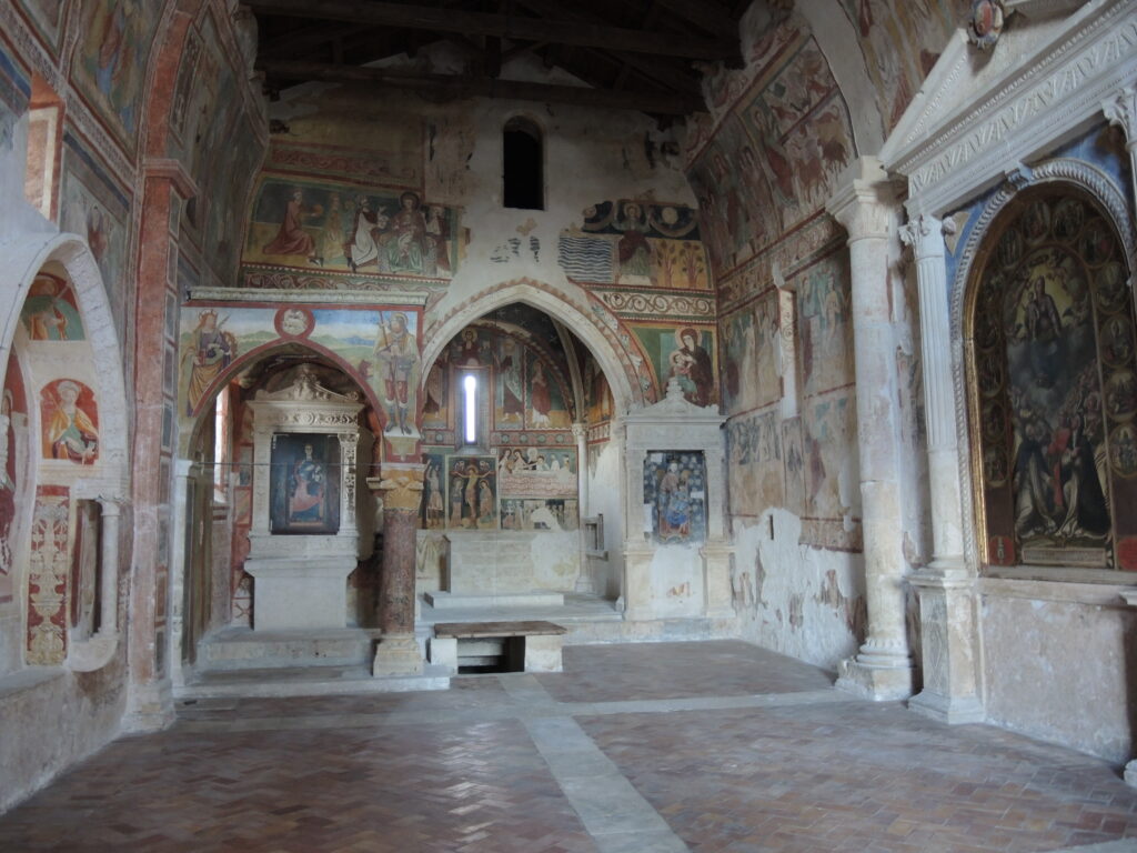 Interno della chiesa di Santa Maria ad Cryptas a Fossa
