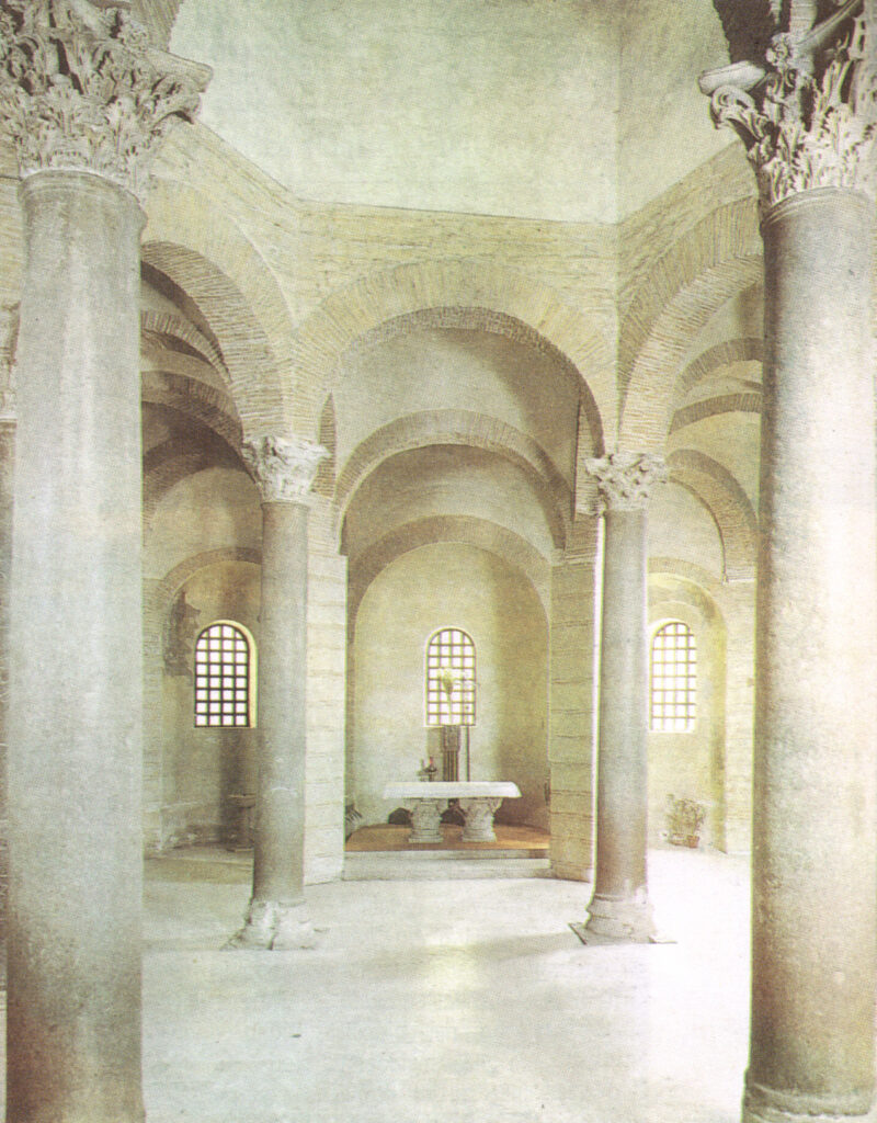 L'interno della chiesa di Santa Sofia (Benevento)